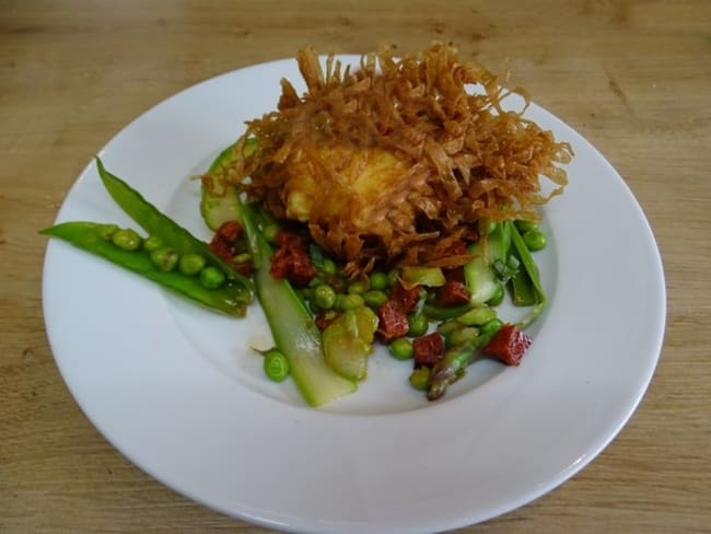 Oeuf poché et frit en nid de filo, petits pois et asperges de printemps, réduction de Xérès