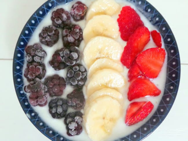 Smoothie bowl patriotique mûres, bananes et fraises