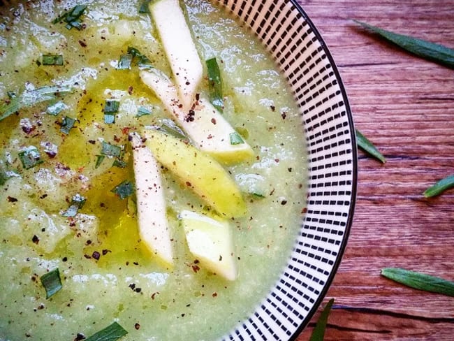 Soupe froide rafraîchissante de concombres, pommes et wasabi