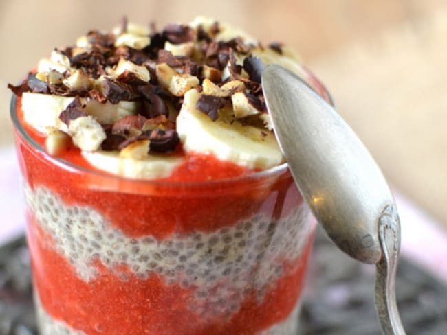 Porridge aux graines de chia et flocons de millet, fraises, banane, fèves de cacao