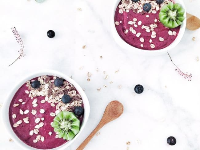 Smoothie bowl vegan aux fruits rouges