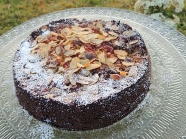 Gâteau gourmand à l'amande rhubarbe et cerises