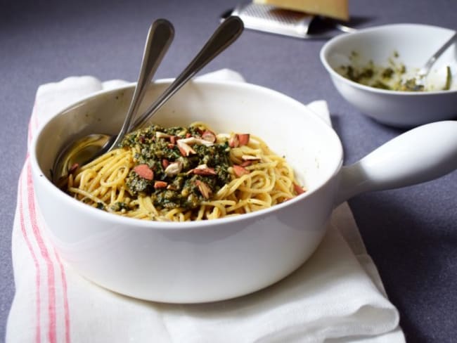 Spaghettis au pesto de menthe fraîche