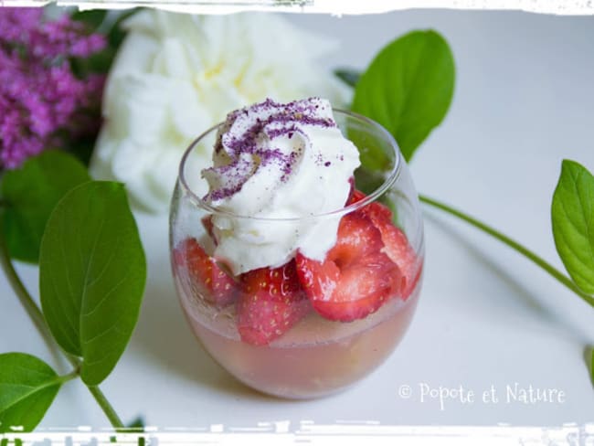 Verrines de fraises en gelée de rhubarbe et chantilly gourmande à la rose de Damas