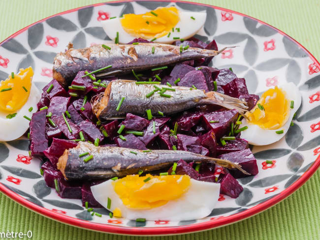 Salade de betteraves aux sardines et aux oeufs durs