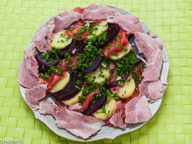 Salade de pommes de terre, betteraves, tomates et jambonneau