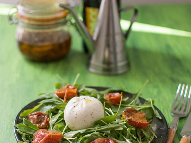 Salade roquette, tomates séchées, burrata