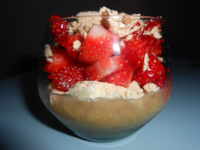 Verrine fruitée fraise, rhubarbe et meringue