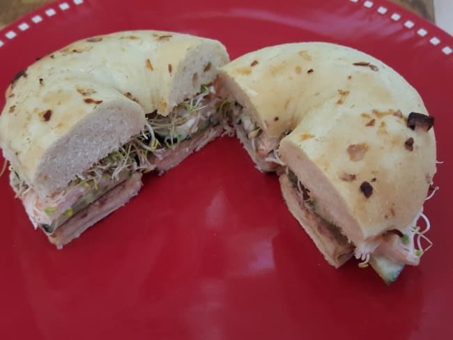 Bagels aux crevettes, concombre, tapenade et graines germées