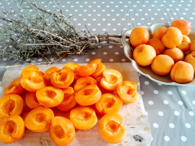 Tarte tatin d’été aux abricots et romarin frais ou séché