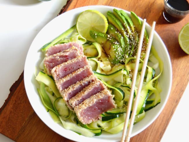 Thon Ahi au Sésame Grillé et tagliatelles de courgettes