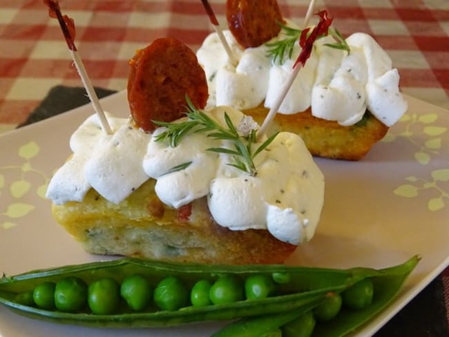 Mini-cakes au chorizo, petits pois et piment d'Espelette, chips de chorizo, chantilly ciboulette