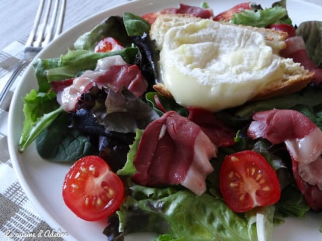 Salade du sud-ouest au magret de canard fumé en tranches, aux gésiers et Rocamadour