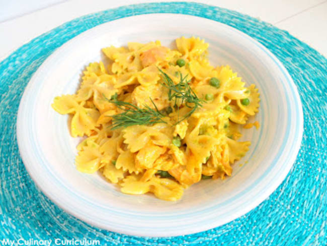 Farfalle au saumon, petits pois et curry