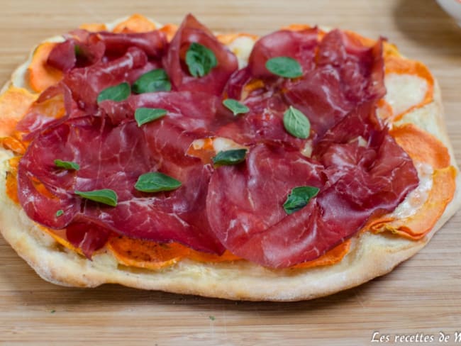 Pizza à la patate douce, bresaola et ossau-iraty