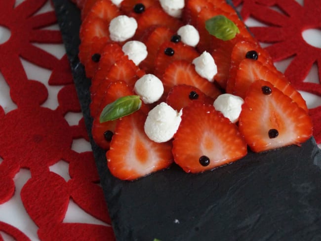 Carpaccio de fraises, perles de balsamique, basilic et chantilly