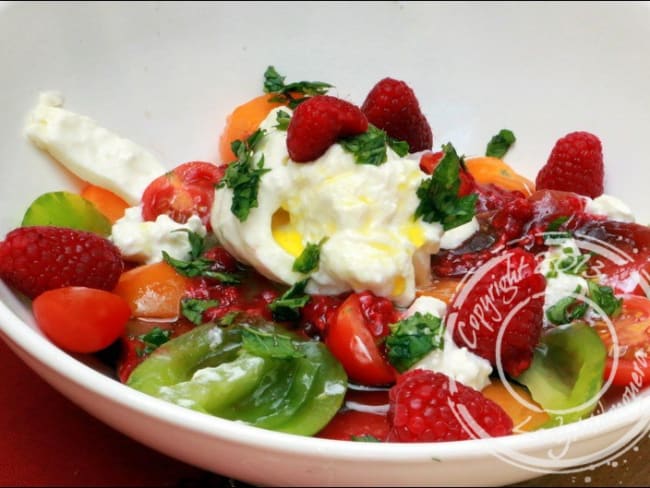 Salade colorée aux tomates et buratta