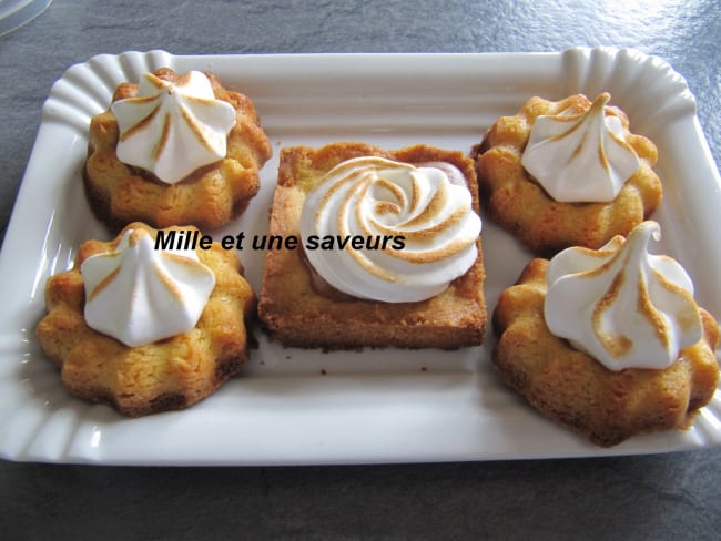 Petites fleurs sablées au caramel meringué