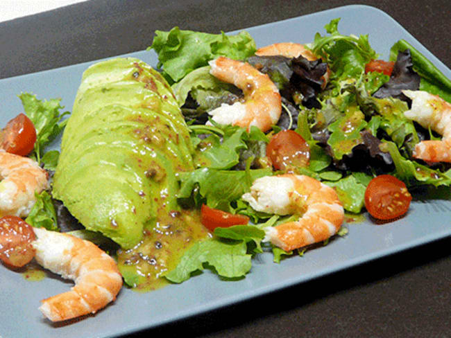 Salade légère avocat crevettes aux baies roses