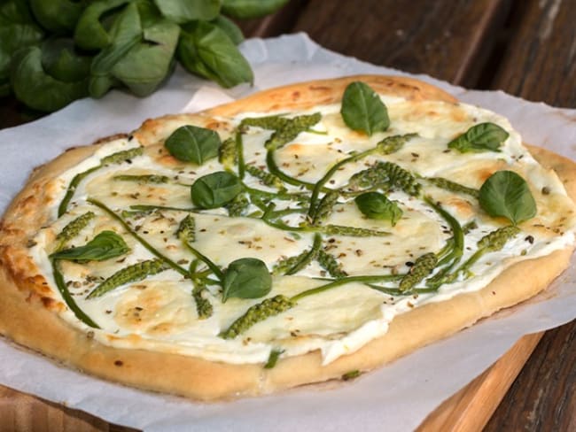 Pizza blanche aux ornithogales