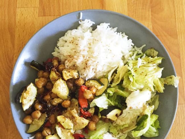 Légumes d’été et pois chiche rôtis, riz et crudités