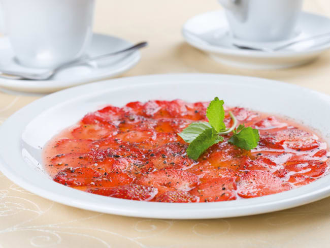 Carpaccio de fraises fraîches au basilic