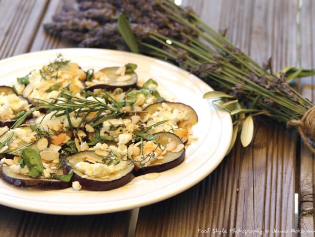 Aubergines juste snackées au fêta, miel, amandes