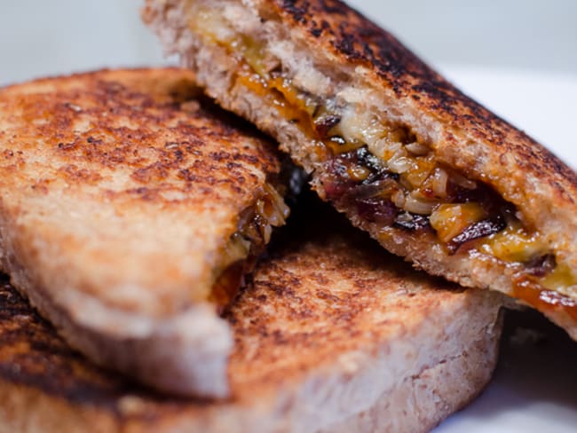 Croque monsieur à l'oignon rouge, au cheddar et à la sauce barbecue