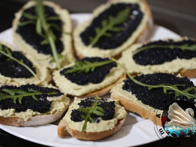 Crostini originaux aux œufs de poisson et mousse d'avocat