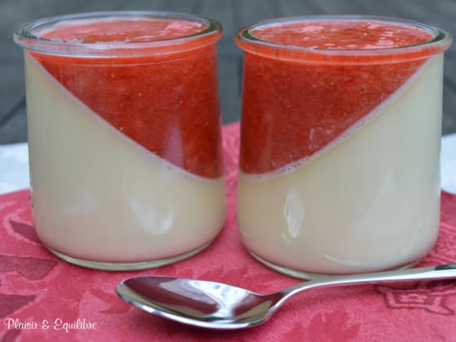 Panna cotta au chocolat blanc, coulis de fraises