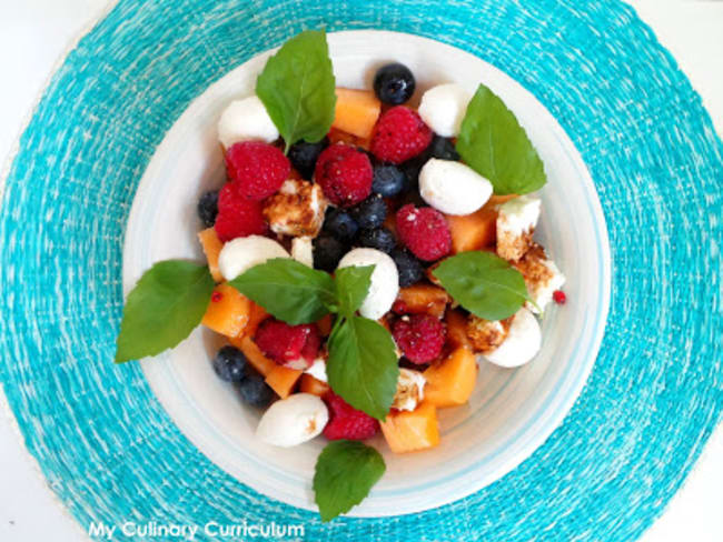 Salade de melon, myrtilles, framboises, feta et mozzarella