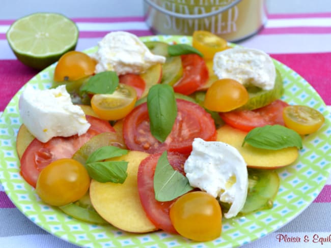 Salade d’été tomates, nectarines, basilic et burrata