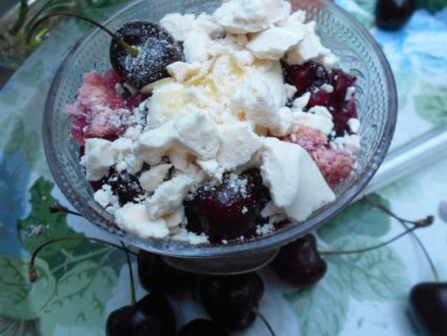 Trifle aux cerises épicées et biscuits roses de Reims