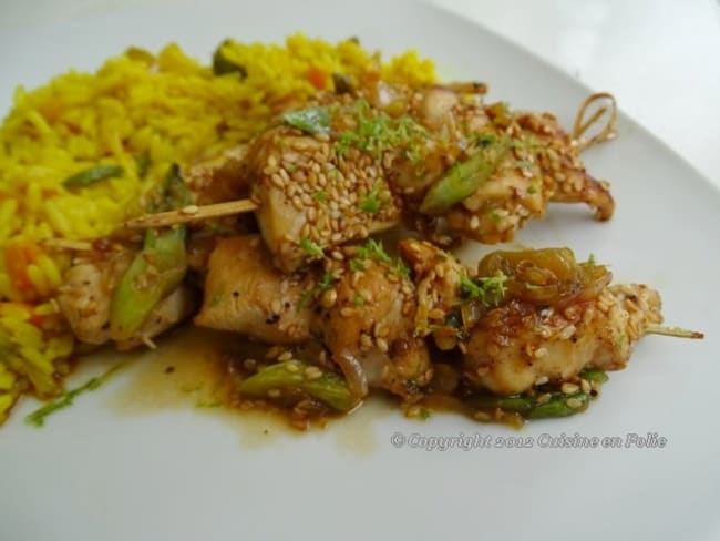 Brochettes de poulet au sésame doré et riz épicé