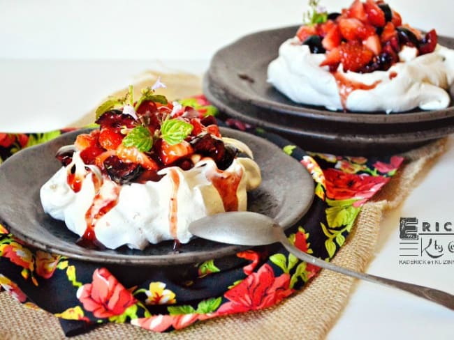 Pavlova aux fruits rouges frais et faisselle