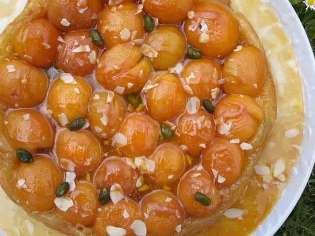 Tarte tatin à l'abricot, caramel beurre salé et ses éclats d'amandes et pistaches