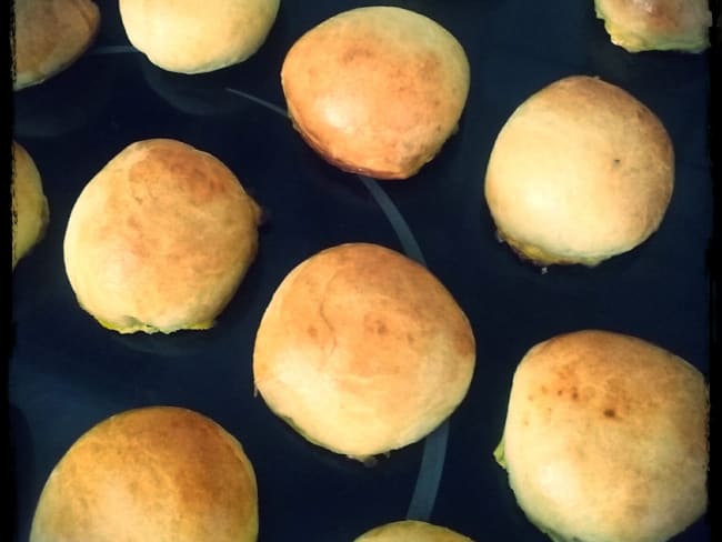 Petites brioches russes farcies à la viande de boeuf hachée