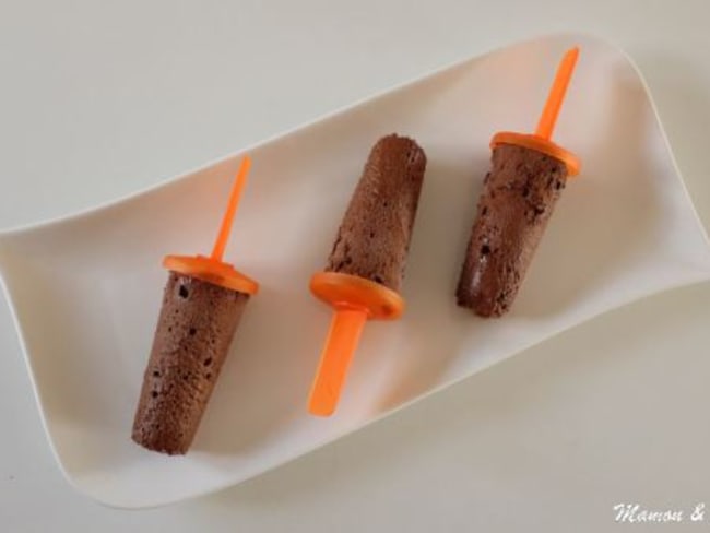 Bâtonnets de mousse au chocolat glacée