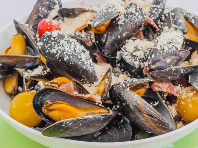 Moules au jambon sec, tomates cerises et au pamesan