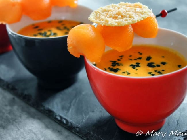 Soupe froide et légère de tomates, lait de coco et curry