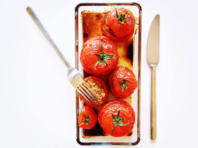 Tomates farcies au boeuf, aux pois chiches et aux fruits secs.