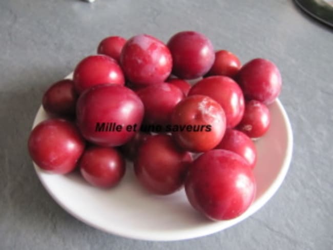 Confiture de petites prunes rouges