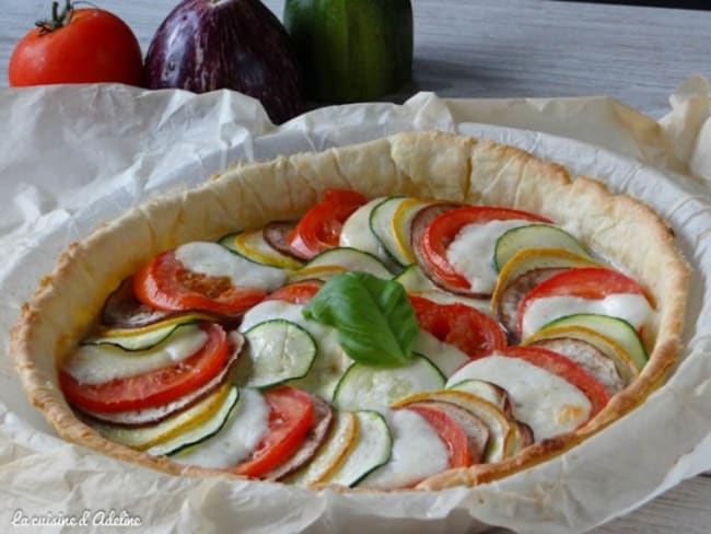 Tarte aux légumes d'été, moutarde et mozzarella