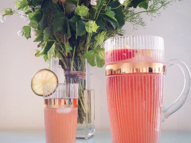 Sangria blanche et pétillante à la pêche pour cet été (cocktail au vin blanc)