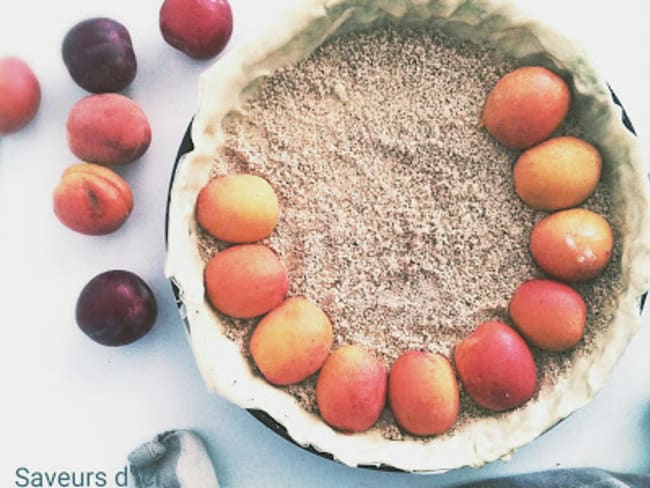 Tarte Abricots Quetsches sur lit d'amandes