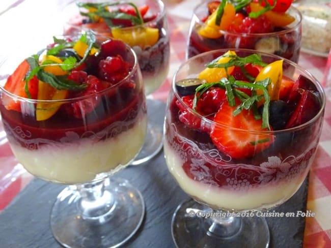 Crème vanillée aux fraises, cerises, myrtilles et tomates cerises sur lit de Spéculoos