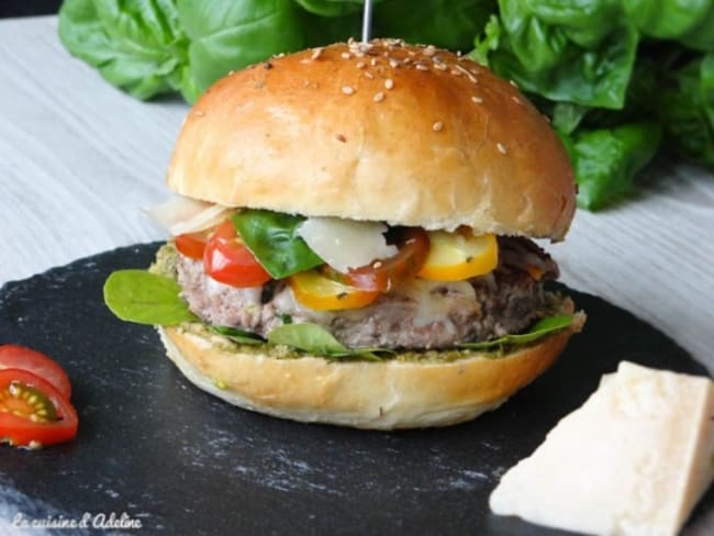 Burger maison à l'italienne au pesto, tomate, parmesan, roquette