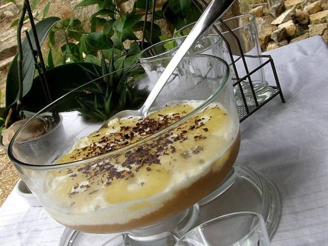 Coupe géante de mousse à l'ananas