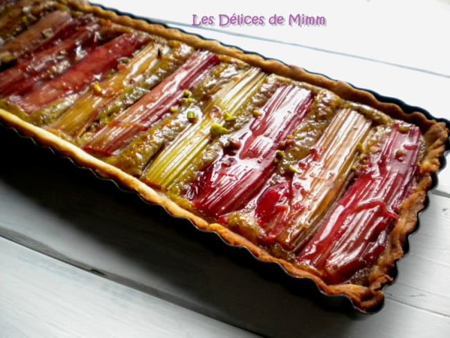 Tarte sablée, rhubarbe, amandes et pistaches