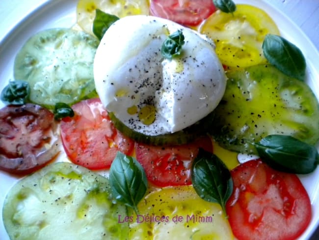 Burrata sur carpaccio de tomates anciennes